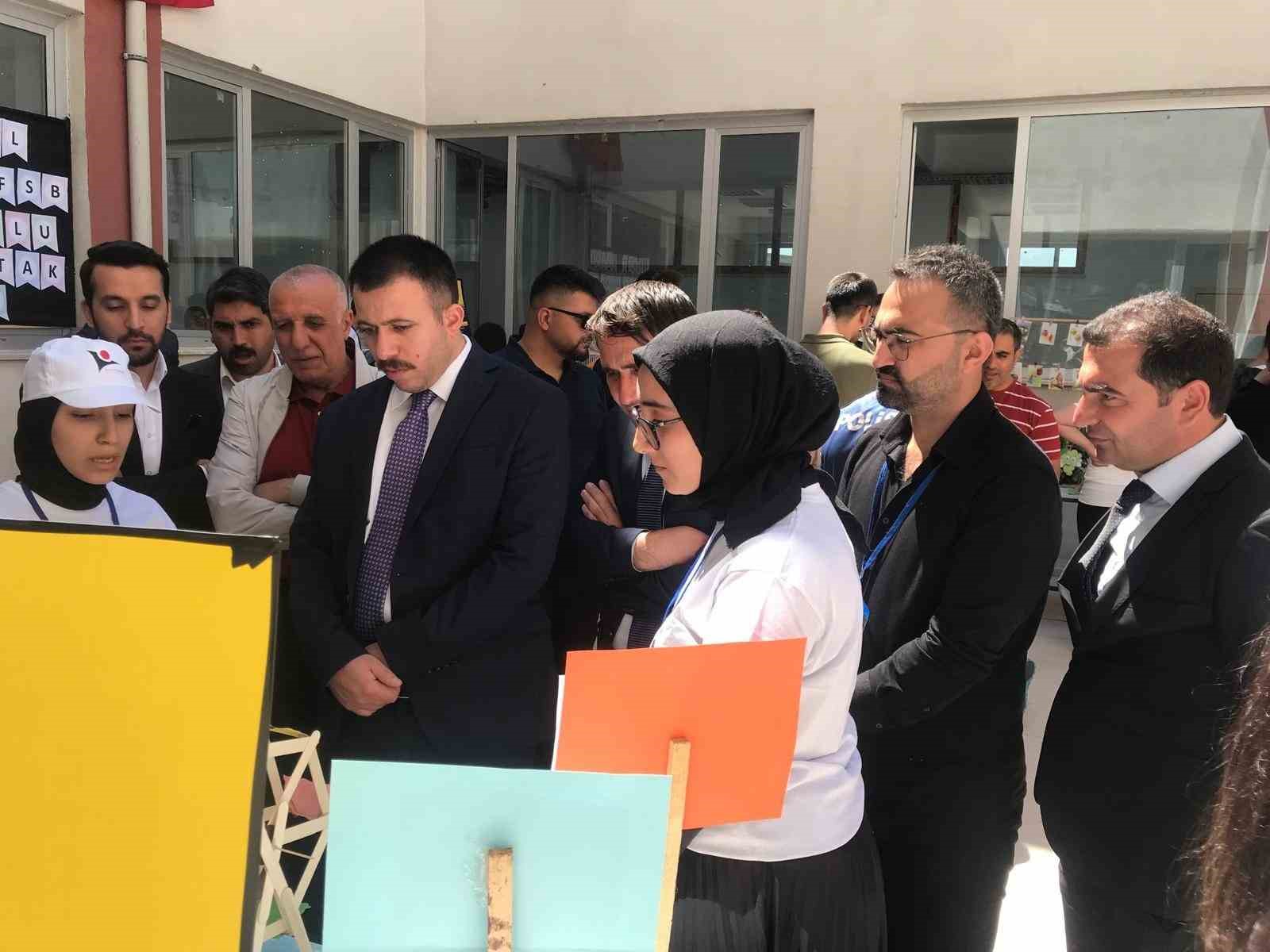 Dicle&rsquo;de &ouml;ğrenciler &ccedil;alışmalarını sergiledi
