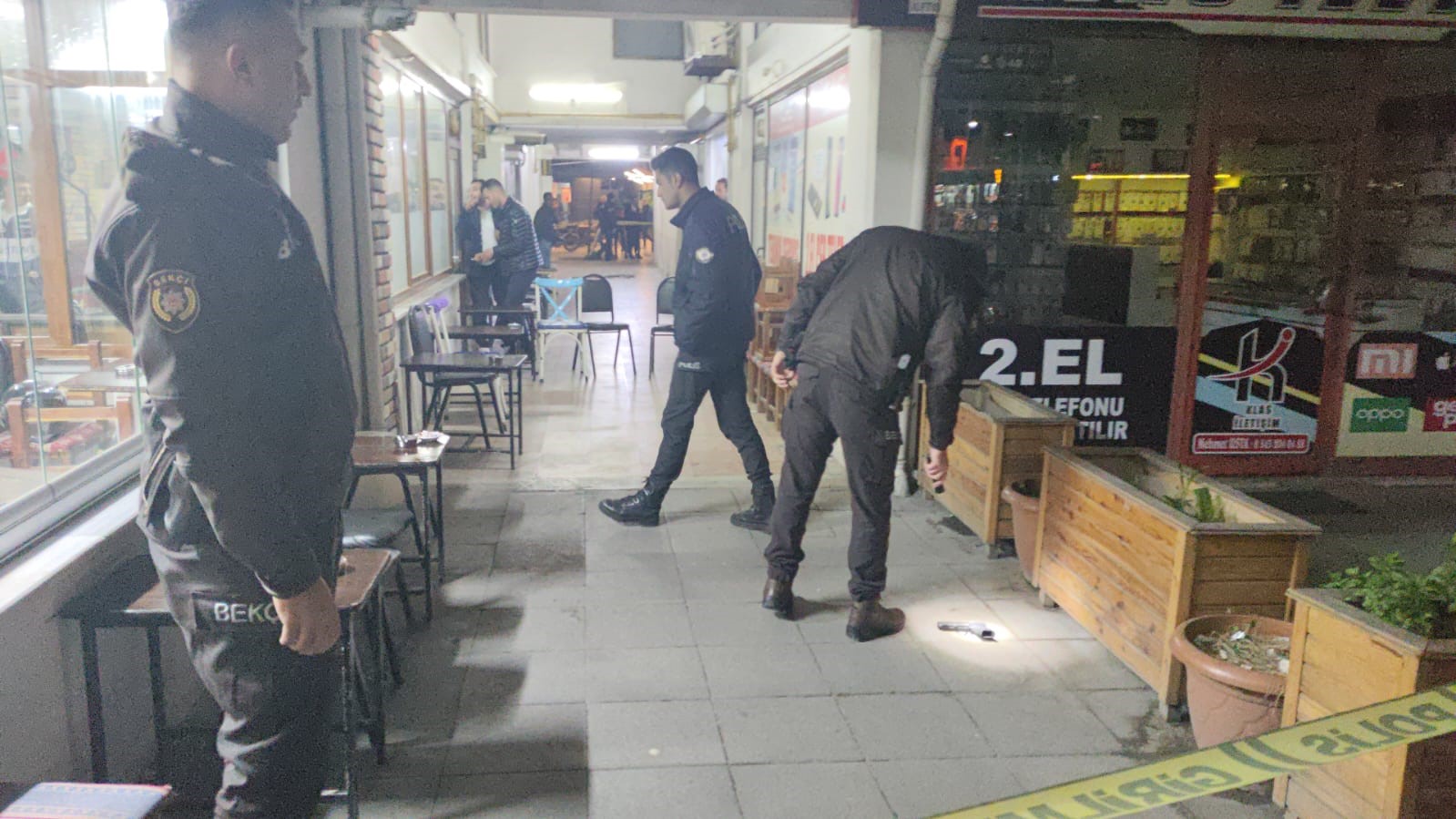 &Ouml;nce bı&ccedil;aklar konuştu, sonra mermiler havada u&ccedil;uştu
