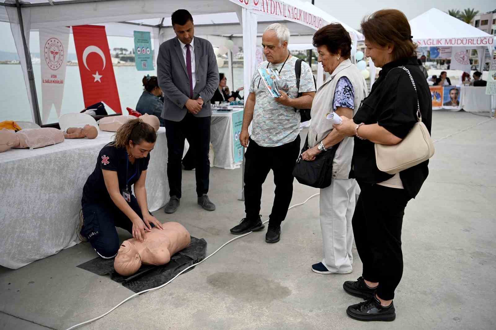 Sokakta sağlık hizmetine yoğun ilgi
