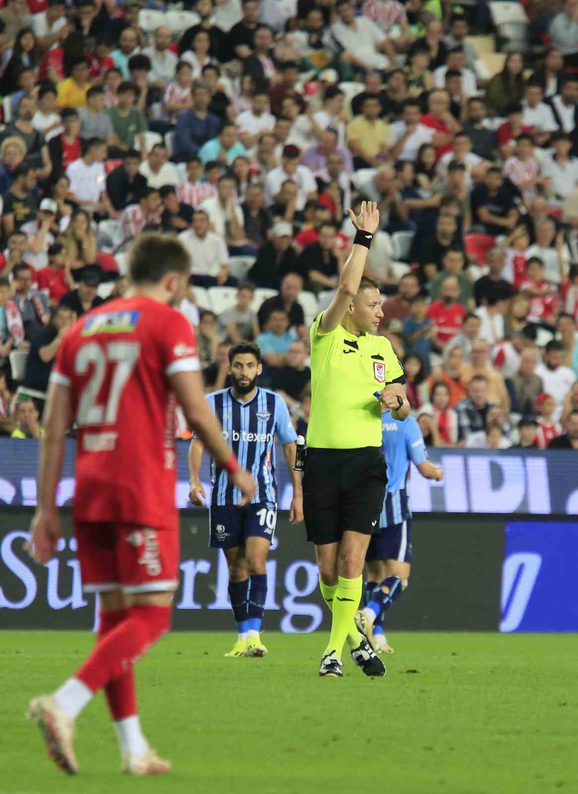 Trendyol Süper Lig: Antalyaspor: 1 - Adana Demirspor: 0 (İlk yarı)
