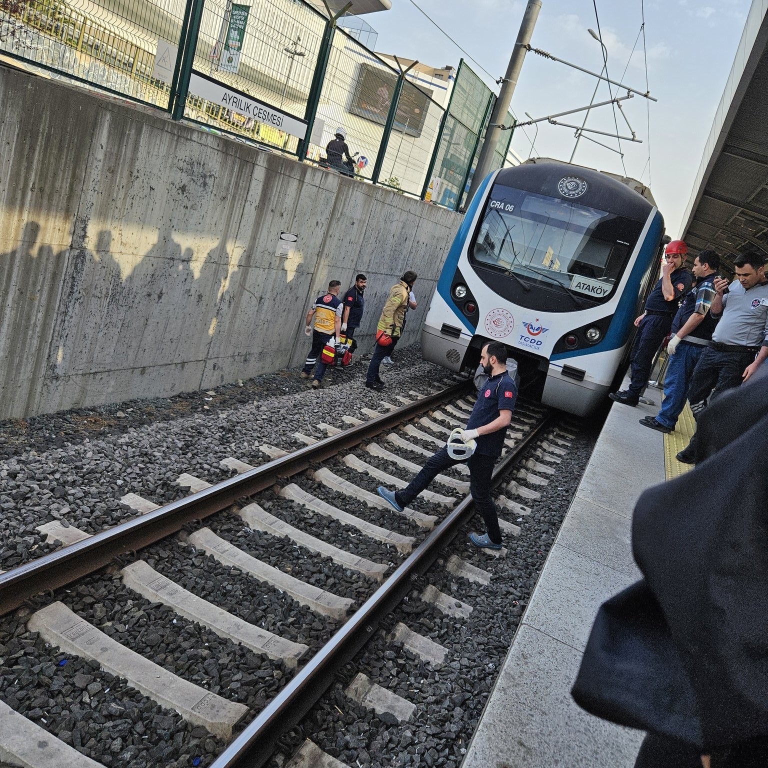 Marmaray&rsquo;da bir kişi raylara atlayarak intihar etti
