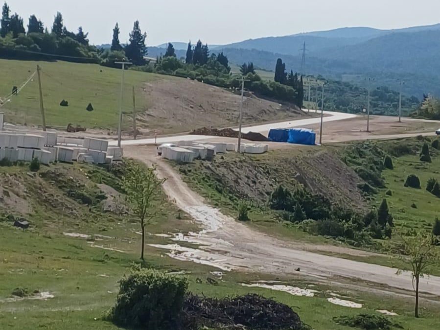Müteahhit yolu toprakla kapatınca sürücüler evlerine gidemedi
