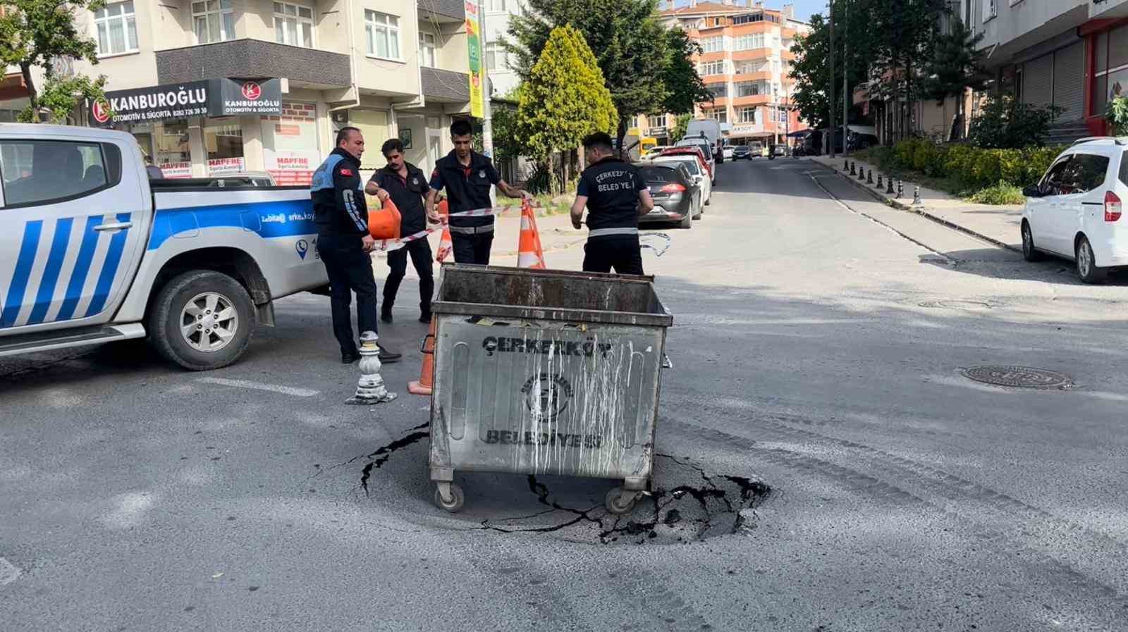 Seyir halindeyken yol &ccedil;&ouml;kt&uuml;, otomobil hasar aldı
