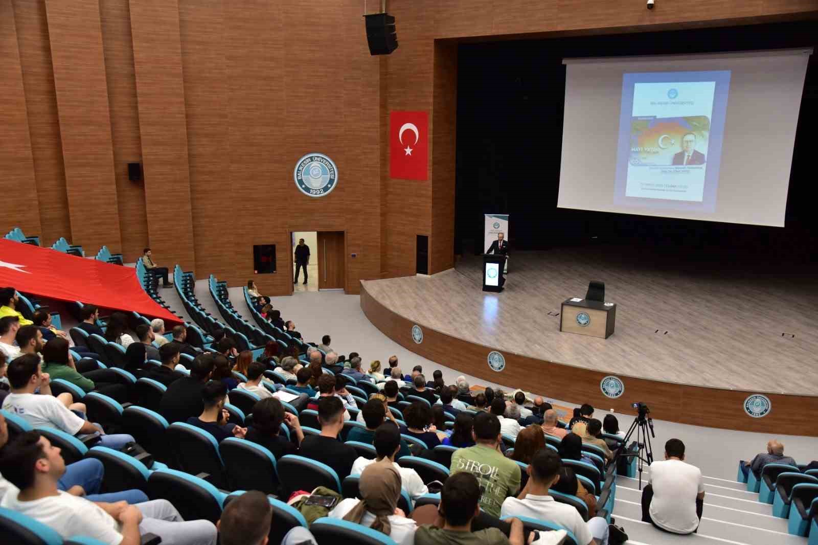 Cihat Yaycı Balıkesir &Uuml;niversitesinde "Mavi Vatan"ı anlattı
