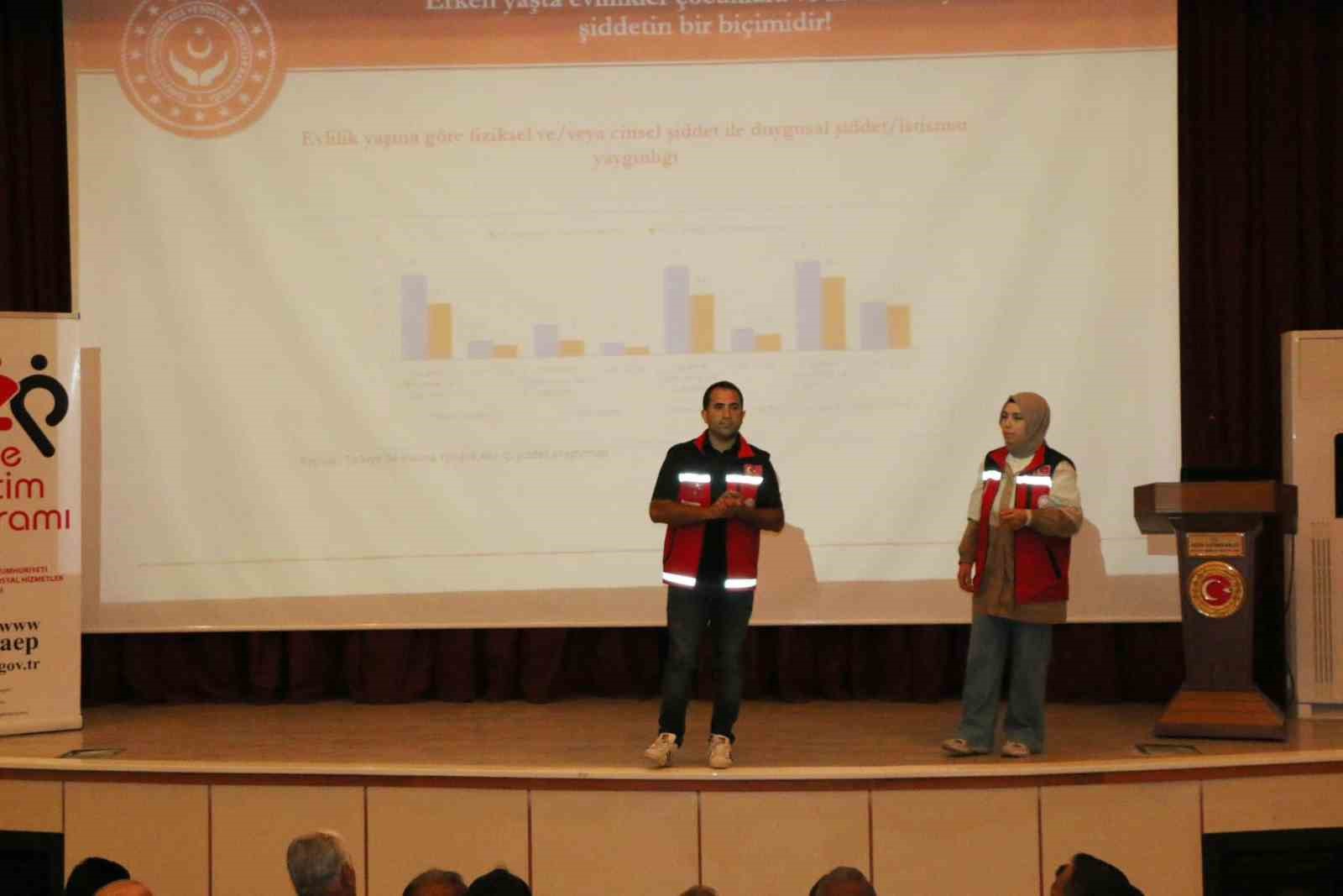 Muhtarlara kadına şiddet ve erken yaşta evlilikle m&uuml;cadele semineri
