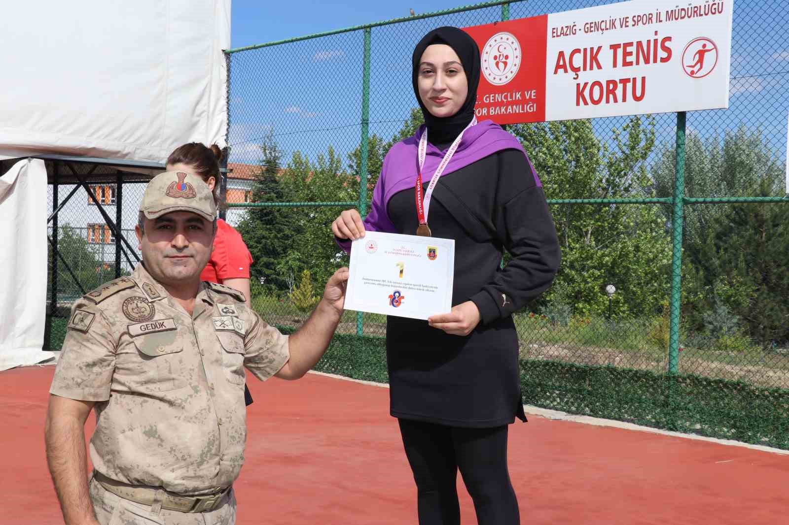 Tenis turnuvasında derece girenlere ödülleri verildi