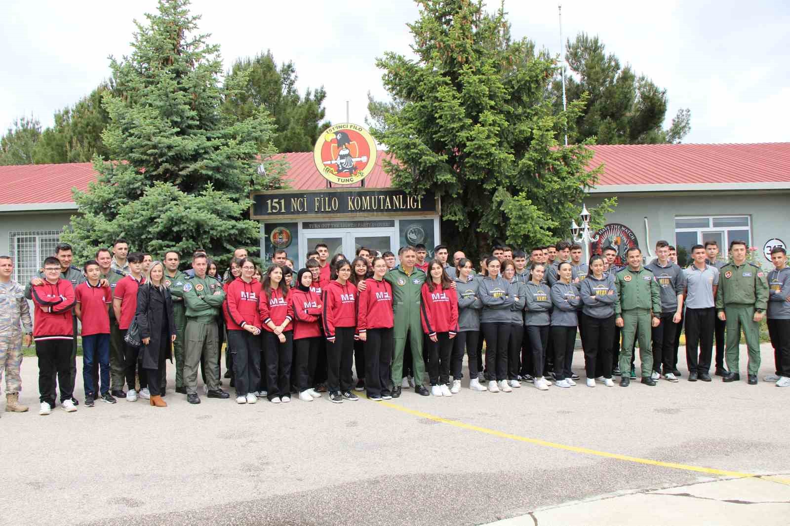 Merzifon 5’inci Ana Jet Üs Komutanlığında pilotlar 19 Mayıs’ı gençlerle kutladı
