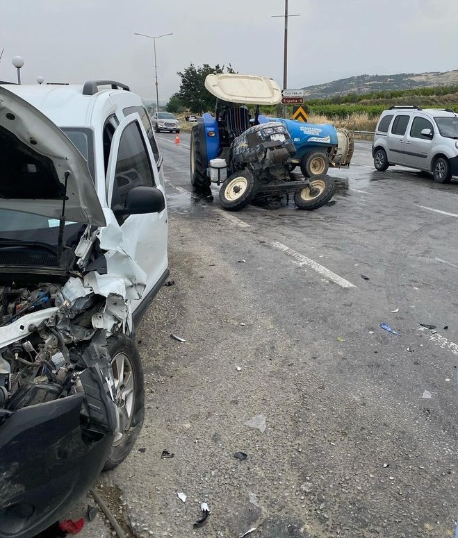 4 aracın karıştığı kazada trakt&ouml;r ortadan 2&rsquo;ye b&ouml;l&uuml;nd&uuml;
