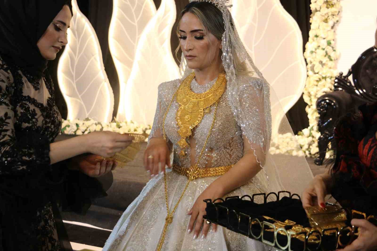 Şanlıurfa’da aşiret düğününde takılar valizlerle taşındı