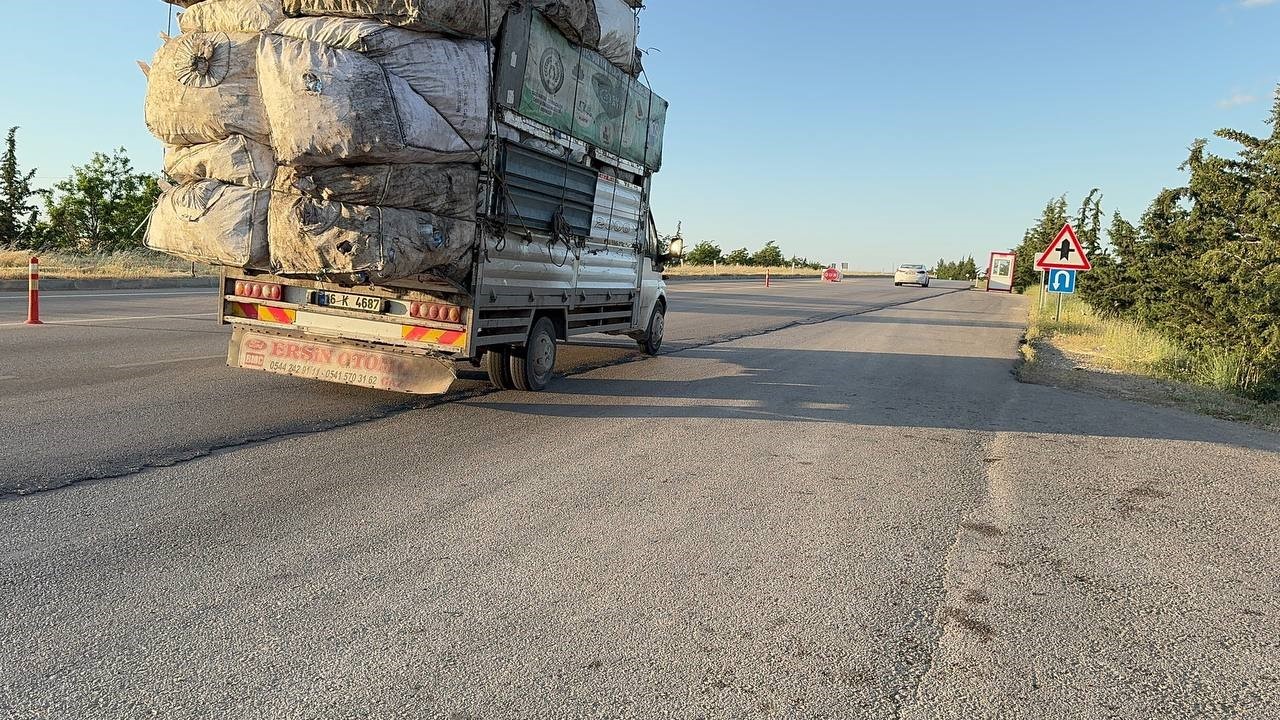 Çuval yüklü kamyonetlerin tehlikeli yolculuğu kamerada
