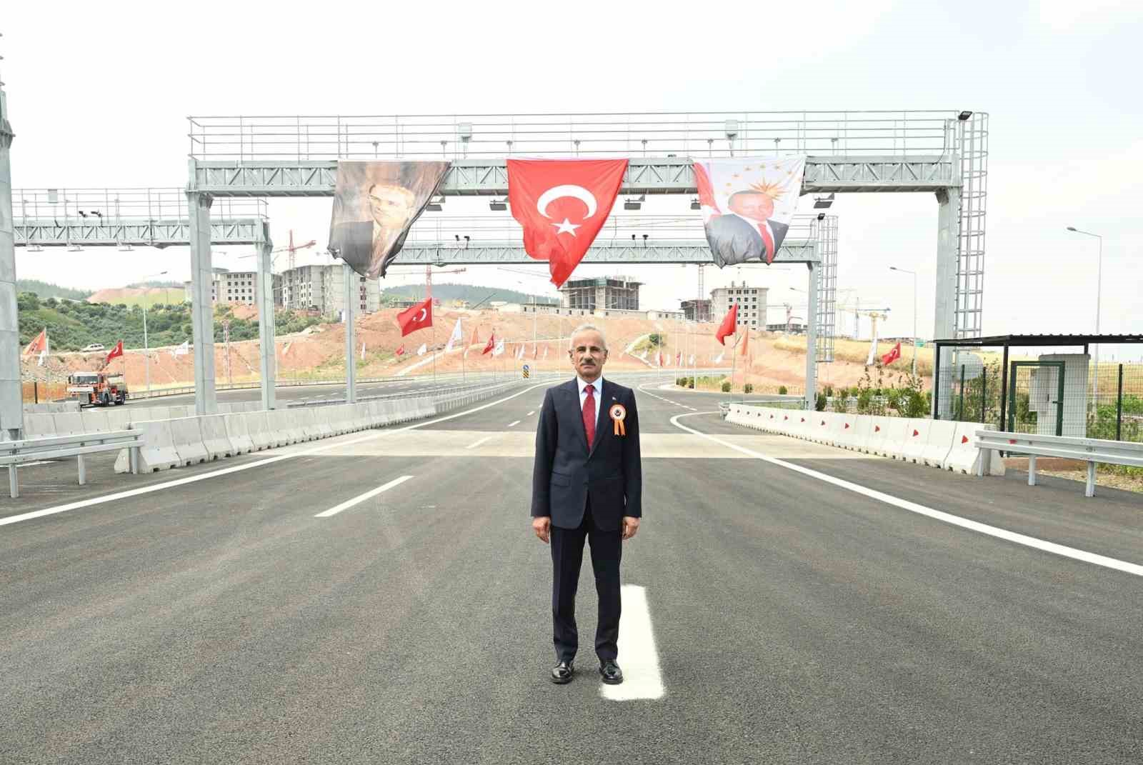 Bakan Uraloğlu: "Bin 714 kilometre olan otoyol ağımız 3 bin 726 kilometreye ulaştı"
