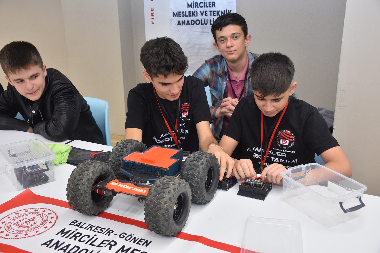 Gen&ccedil;ler, bayramlarını robotlarını yarıştırarak kutladı
