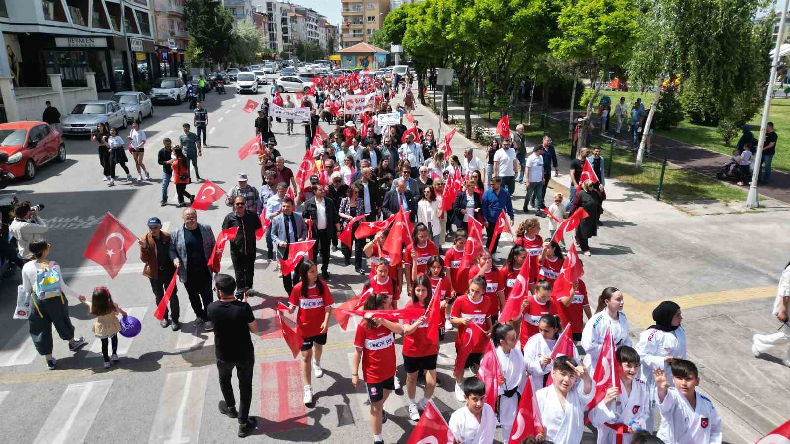 Uşak’’ta Gençlik Festivali kortej yürüyüşüyle başladı