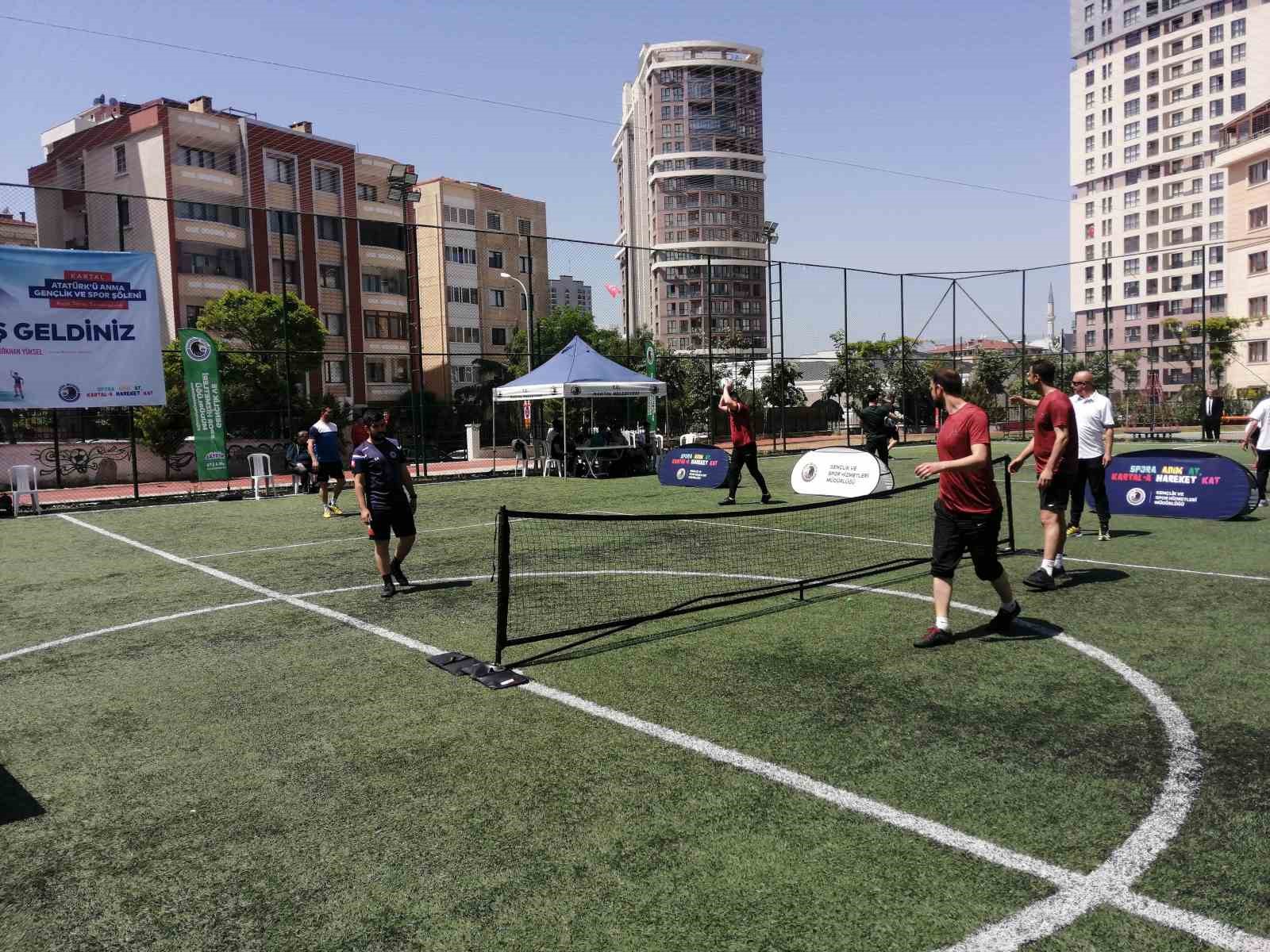 19 Mayıs Atatürk’ü Anma Gençlik ve Spor Bayramı için Kartal’da sporcular ayak tenisinde rekabet etti
