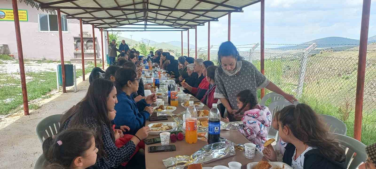 102 yaşındaki Zeliha teyzeye yaş günü kutlaması