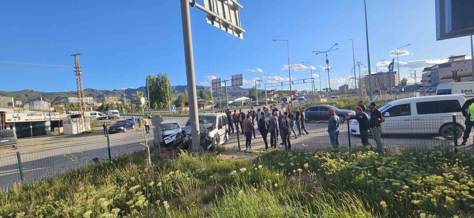 Kırmızı ışıkta ge&ccedil;en s&uuml;r&uuml;c&uuml; kazaya neden oldu: 4 yaralı 