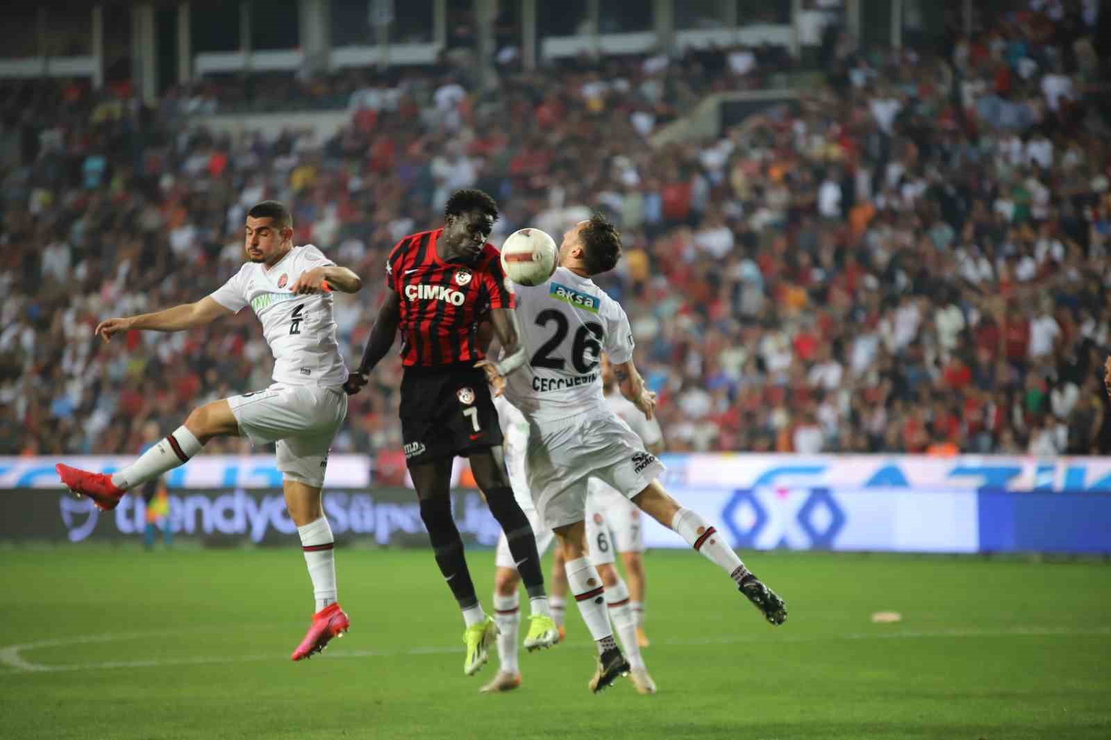 Trendyol Süper Lig: Gaziantep FK: 0 - Fatih Karagümrük: 0 (İlk yarı)
