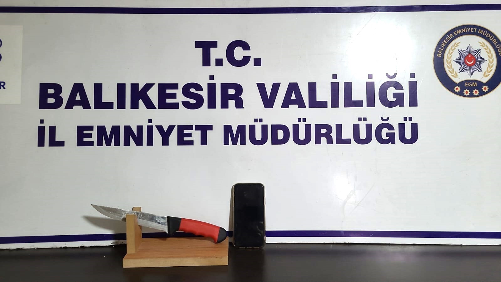 Edremit&rsquo;te taksiciyi d&ouml;vd&uuml;ler, telefonu alıp ka&ccedil;arken polise yakalandılar
