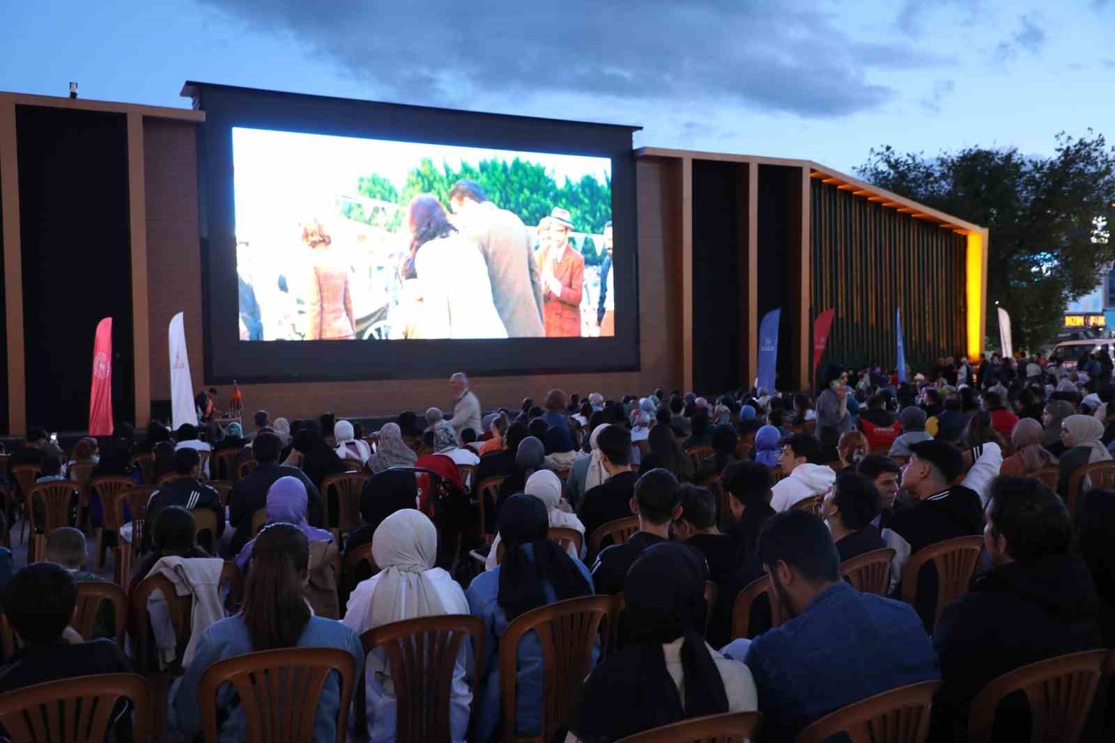 Erzincan&rsquo;da a&ccedil;ık hava sineması etkinliği yoğun ilgi g&ouml;rd&uuml;
