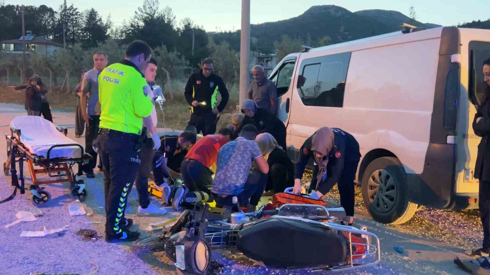 Burdur&rsquo;da kamyonetle &ccedil;arpışan motosikletteki 2 &ccedil;ocuk ağır yaralandı
