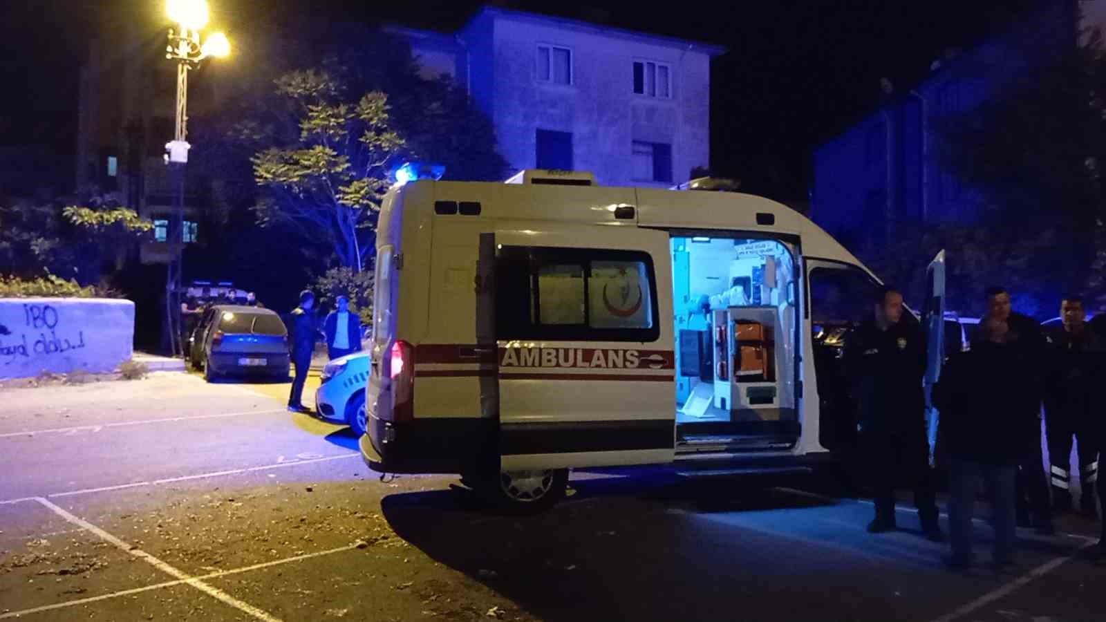 Dur ihtarına uymayan otomobil direğe &ccedil;arparak durabildi
