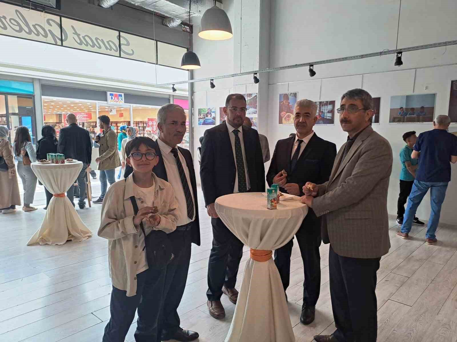 K&uuml;tahya Ahteri İmam Hatip Ortaokulundan "40 Fotoğrafta 40 Hadis" konulu fotoğraf sergisi
