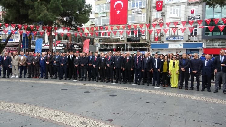Samsun’da 19 Mayıs kutlamaları Atatürk Anıtı’ndaki törenle başladı

