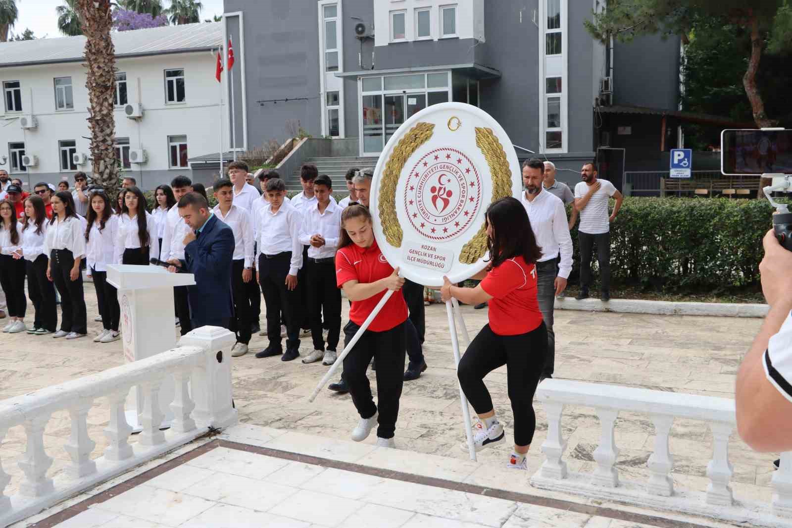 19 Mayıs kutlamaları &ccedil;elenk sunma ile başladı
