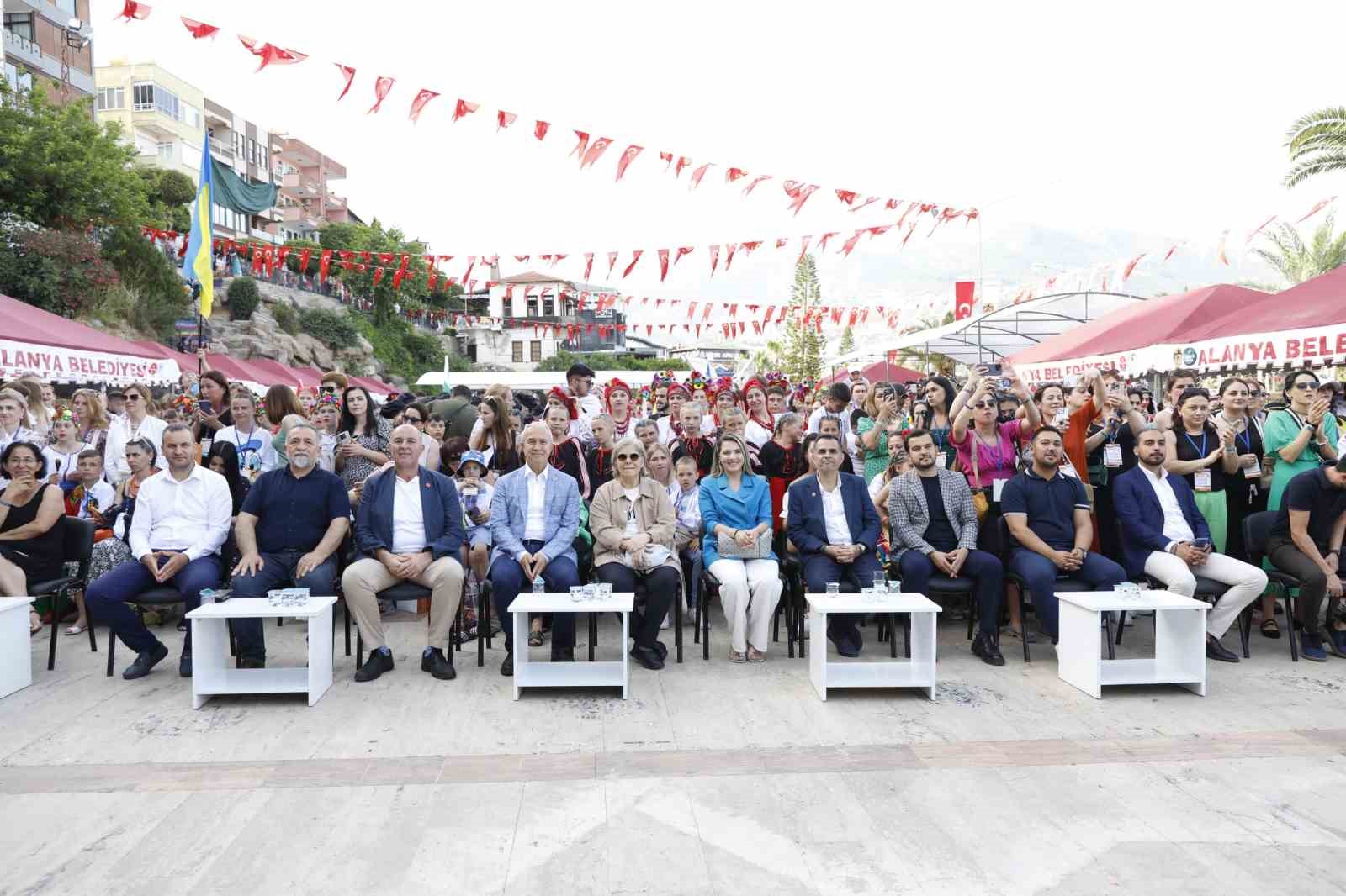 Coşkulu gen&ccedil;lik festivali
