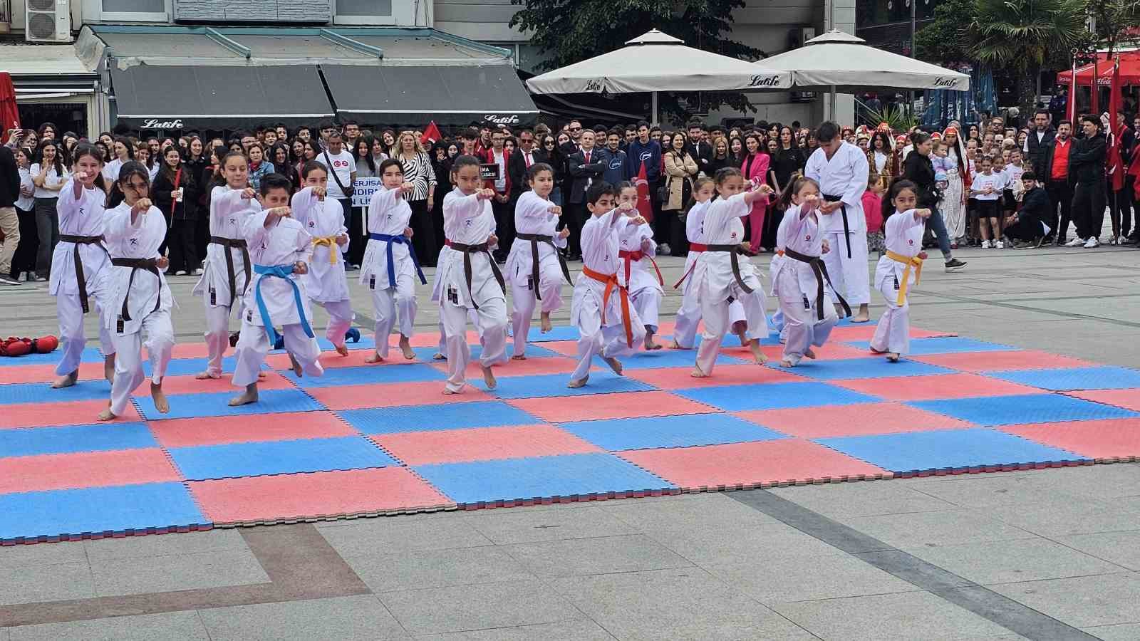 Bandırma&rsquo;da 19 Mayıs coşkuyla kutlandı
