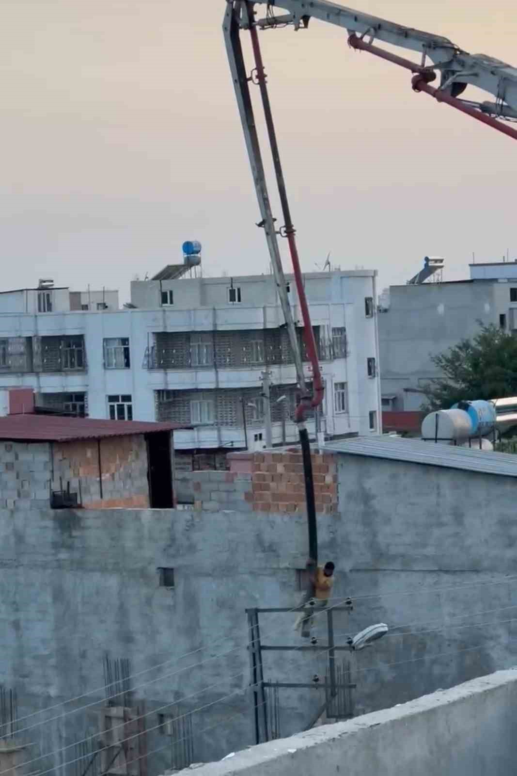 Beton mikseri hortumuna tutunup giderek &ouml;l&uuml;me meydan okudu
