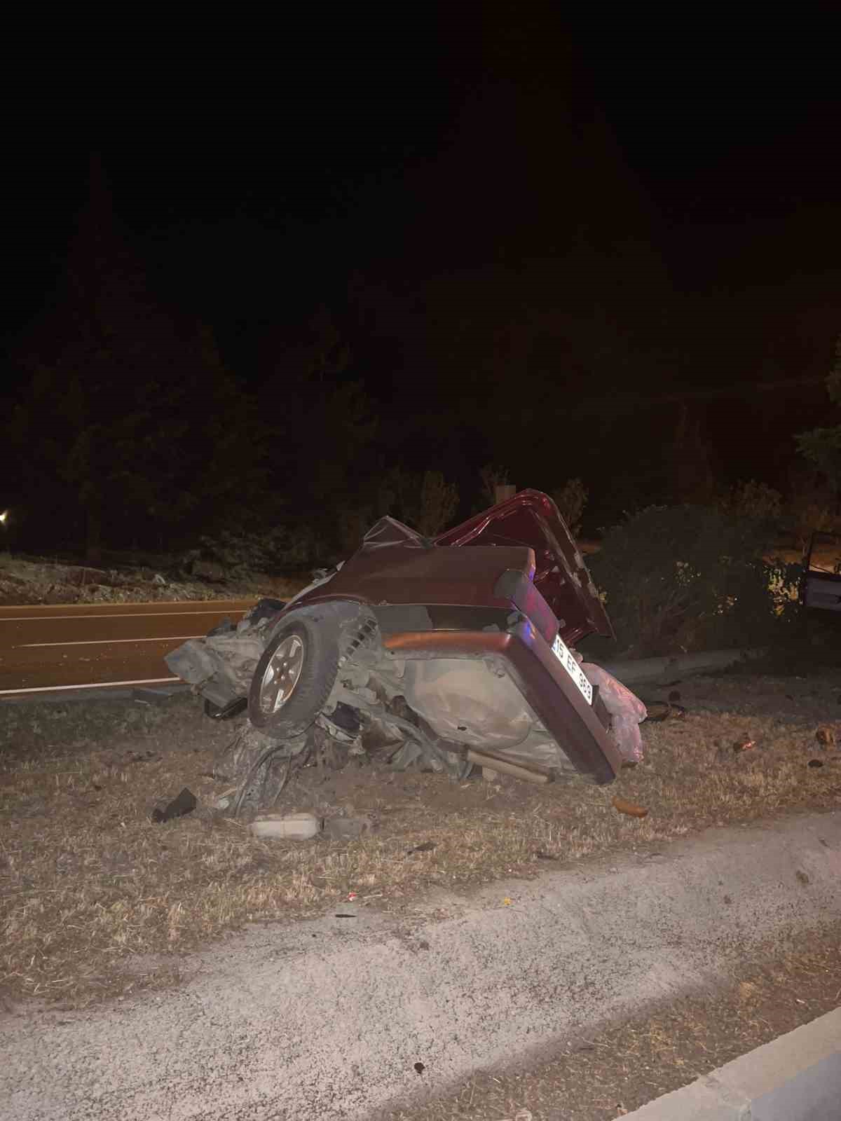 Kontrolden &ccedil;ıkıp ref&uuml;jdeki ağaca &ccedil;arpan otomobil ikiye b&ouml;l&uuml;nd&uuml;
