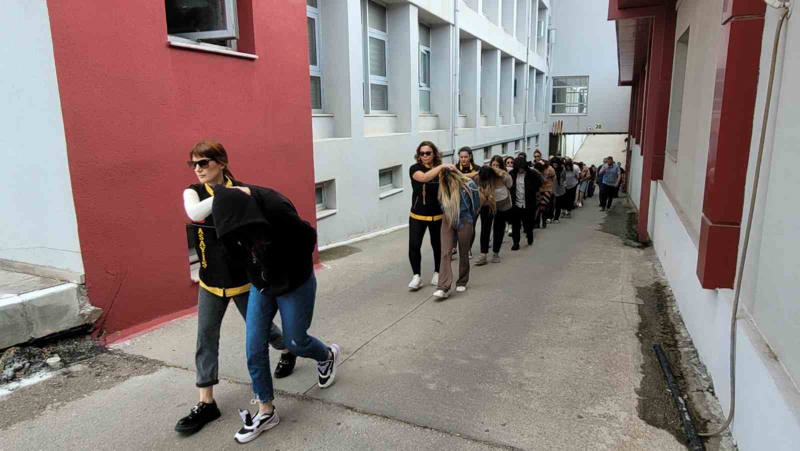 &Ccedil;ıplak fotoğraf şantajı ve &uuml;r&uuml;n satma vaadiyle dolandırıcılığa 18 tutuklama
