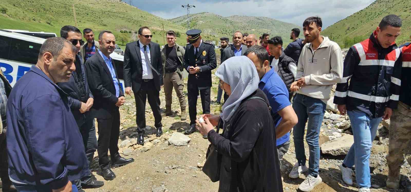 Yolcu otob&uuml;s&uuml; dereye yuvarlandı: 5 yaralı
