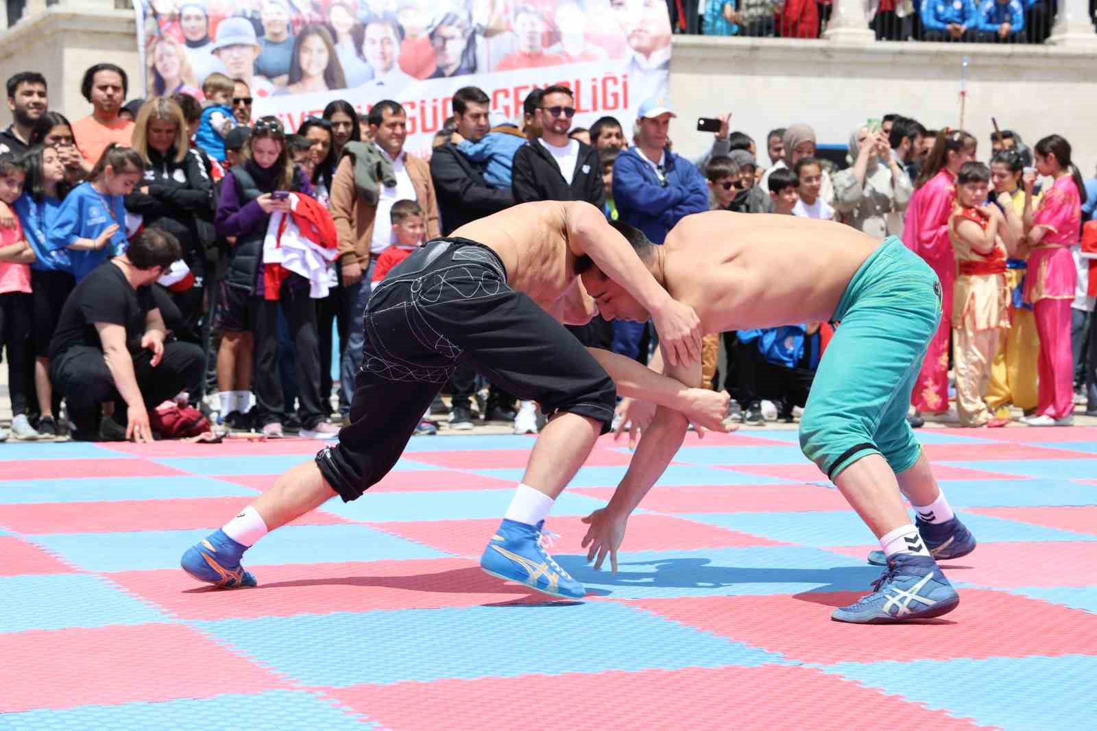 Sivas&rsquo;ta 19 Mayıs halk oyunları ile kutlandı
