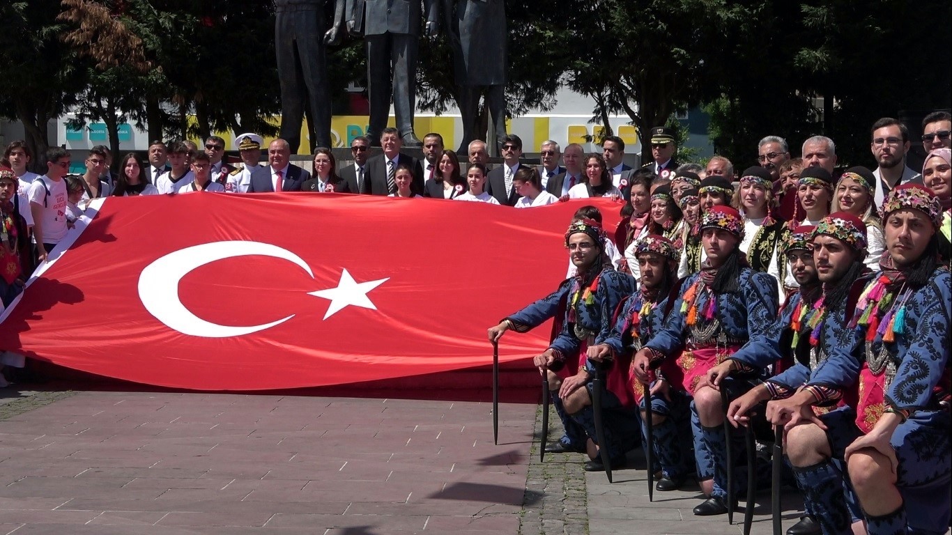 19 Mayıs kutlamalarında birlik ve beraberlik pozu