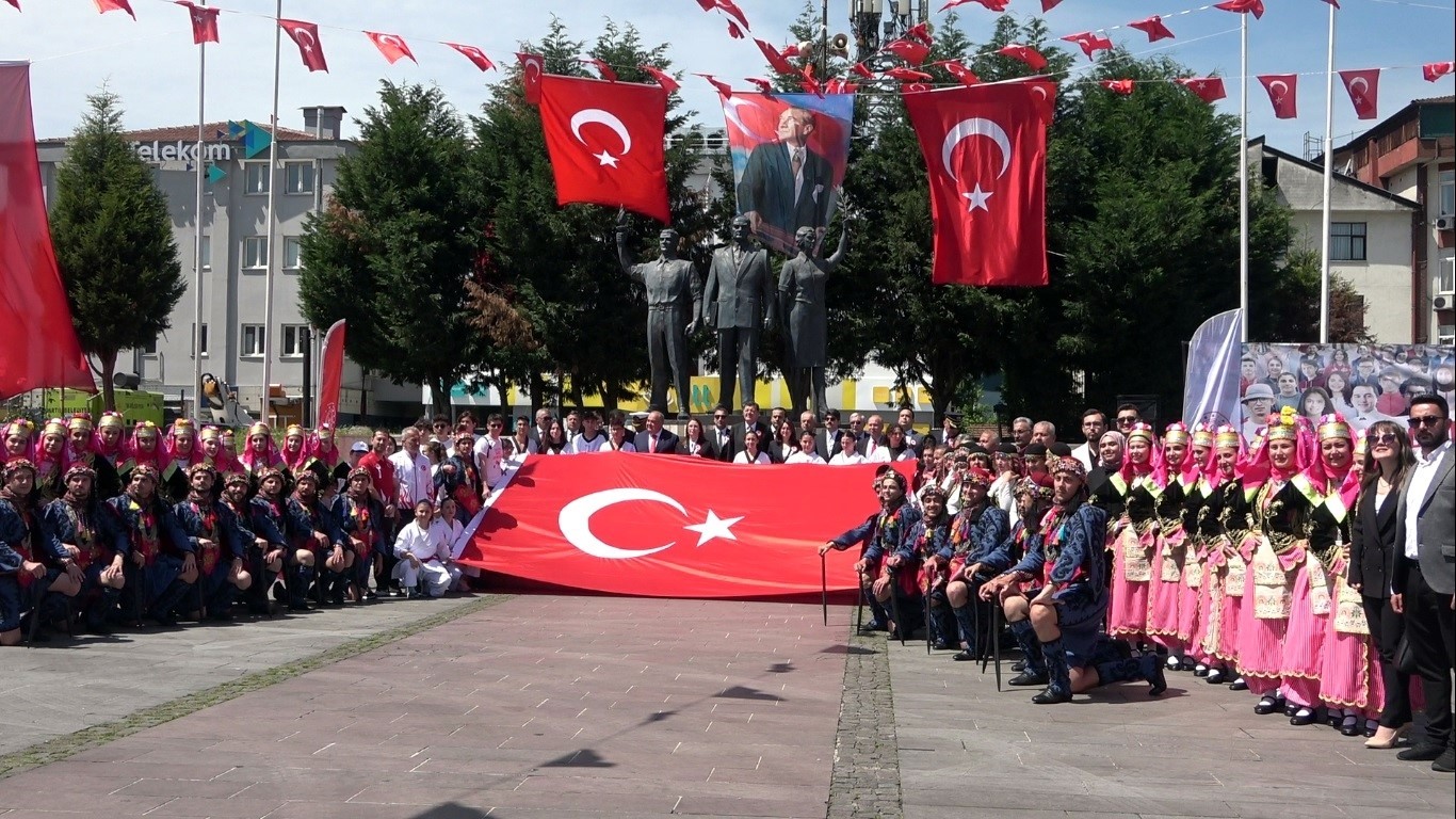 19 Mayıs kutlamalarında birlik ve beraberlik pozu
