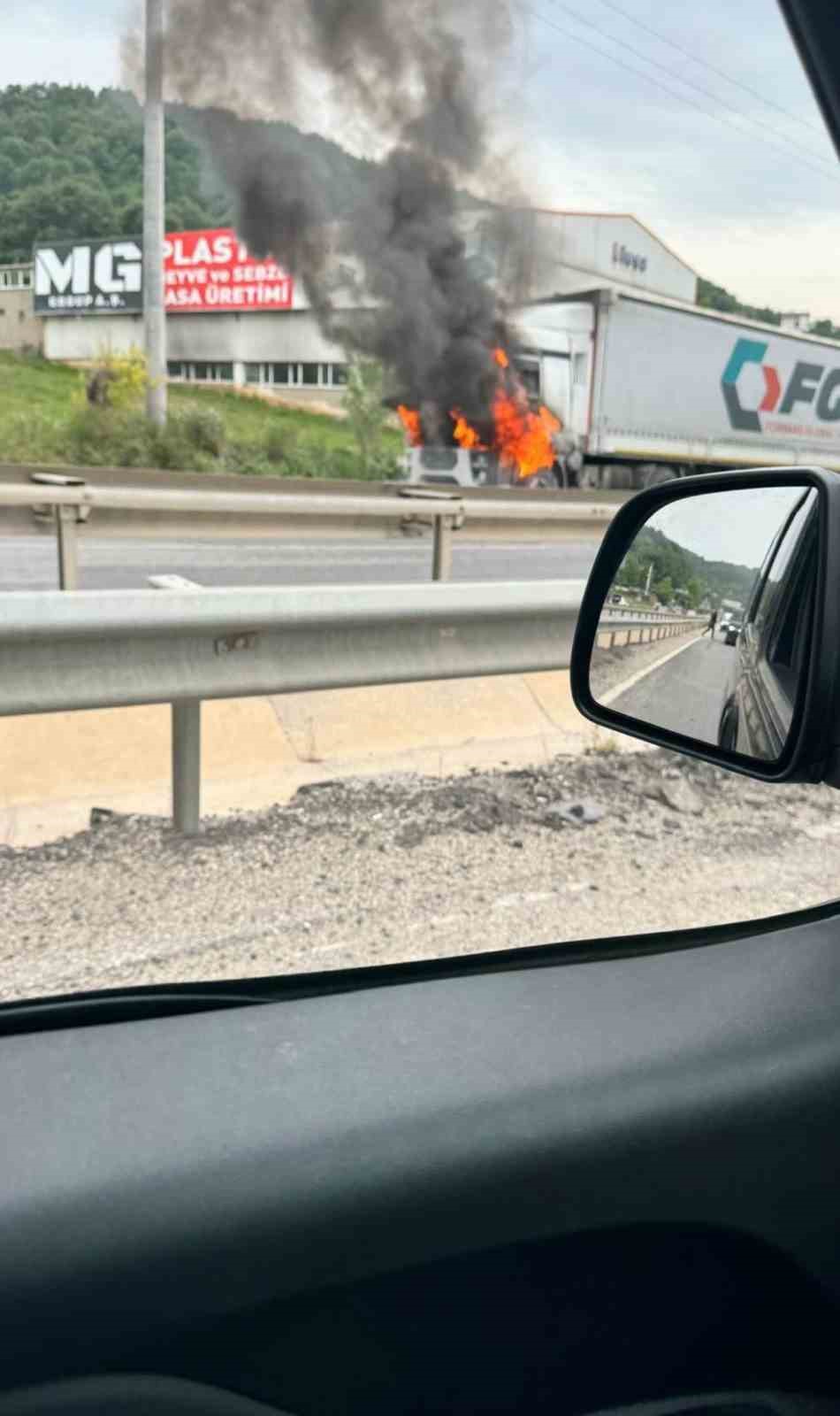 Yalova’da seyir halindeki tır alev topuna döndü
