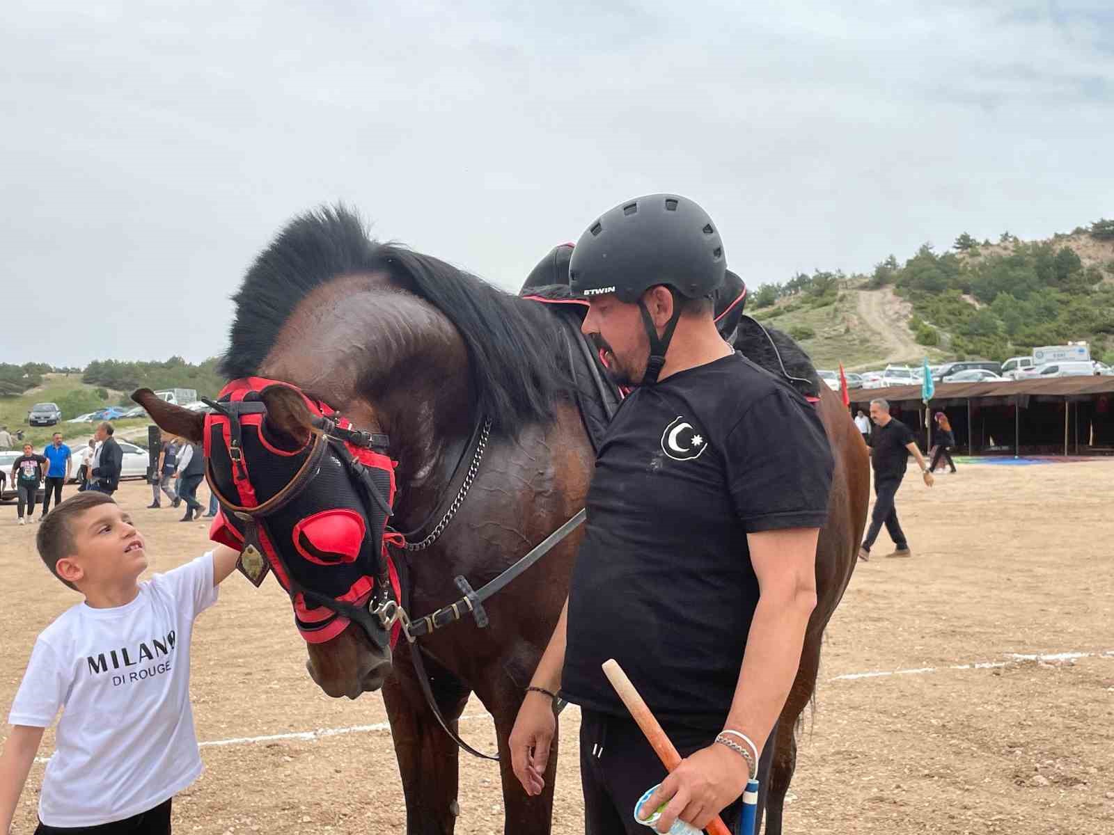 At üzerinde cirit atarak spor bayramı kutladılar
