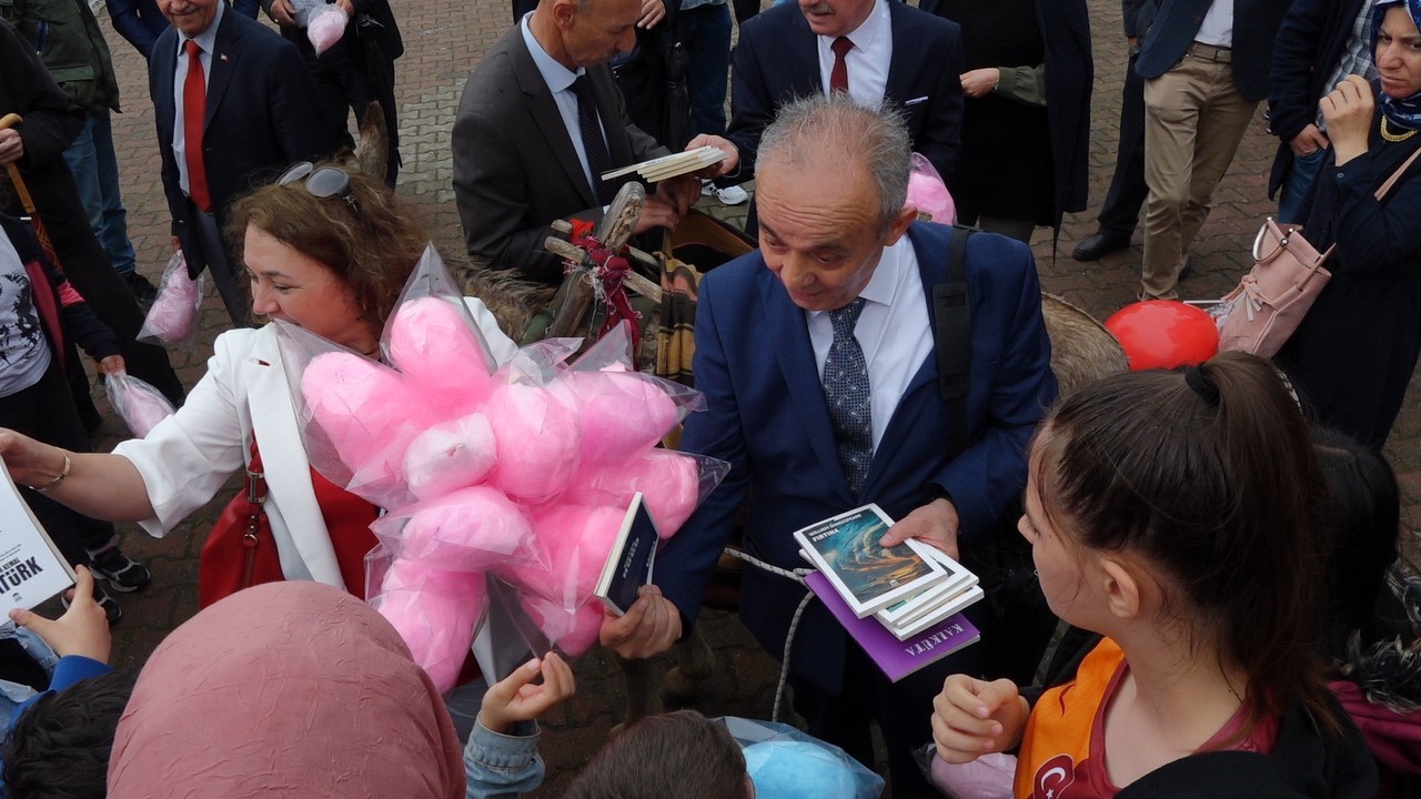 Eşekle k&ouml;y k&ouml;y gezip kitap dağıtıyor
