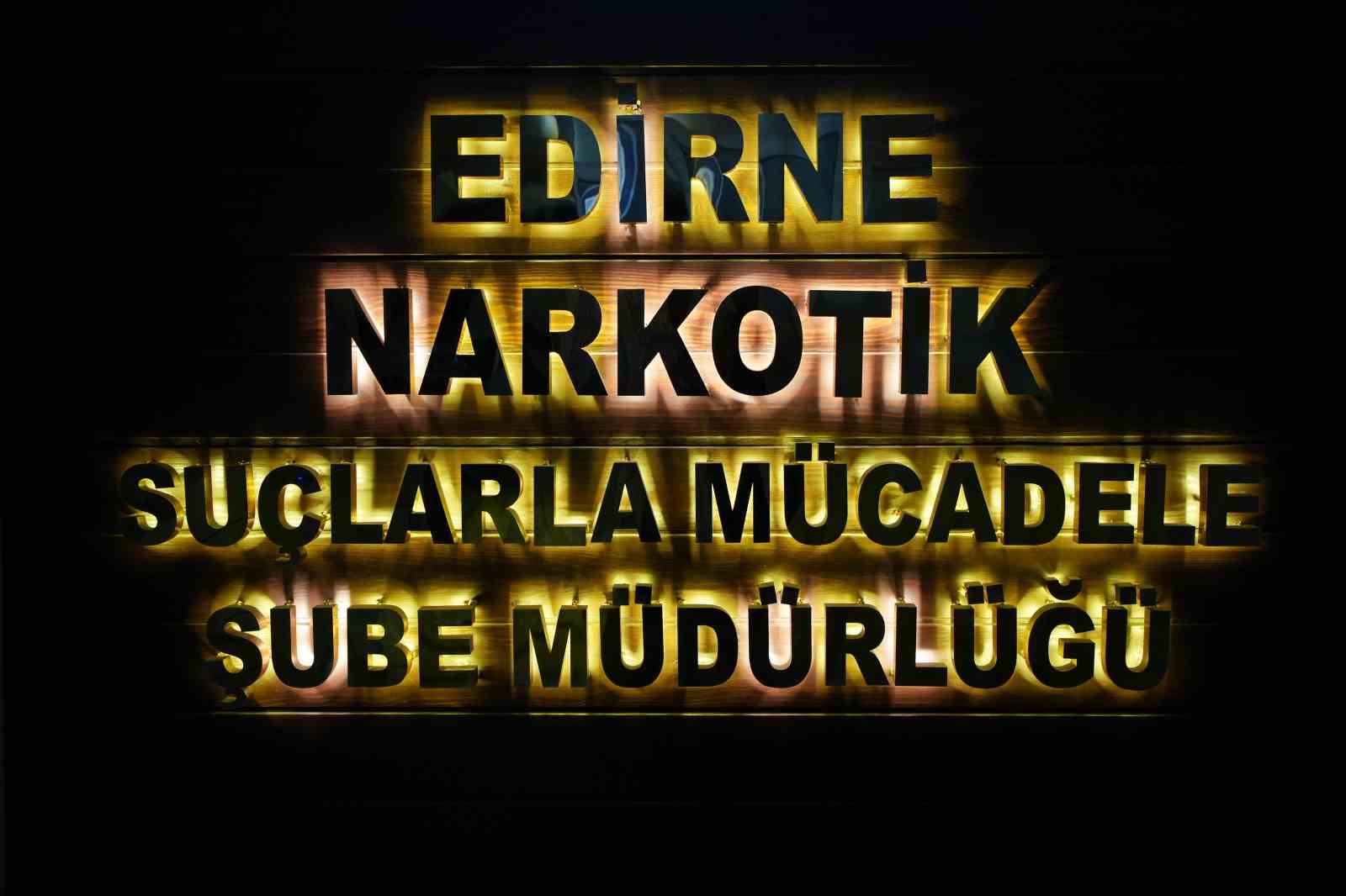 B&ouml;ylesi g&ouml;r&uuml;lmedi: Kokuyu gizlemek i&ccedil;in uyuşturucu maddeye kahve s&uuml;rm&uuml;şler
