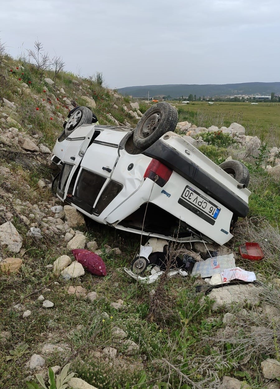 Tavşanlı’da otomobil takla attı: 2 yaralı