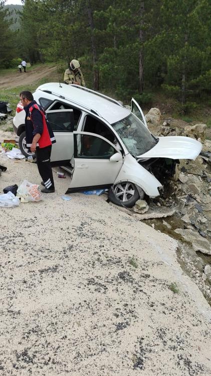 Otomobil şarampole devrildi: 2 yaralı
