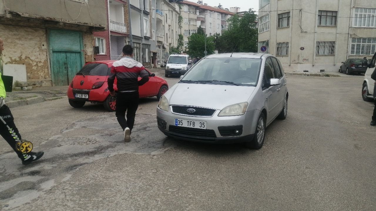 Isparta&rsquo;da iki otomobil &ccedil;arpıştı: 1 yaralı
