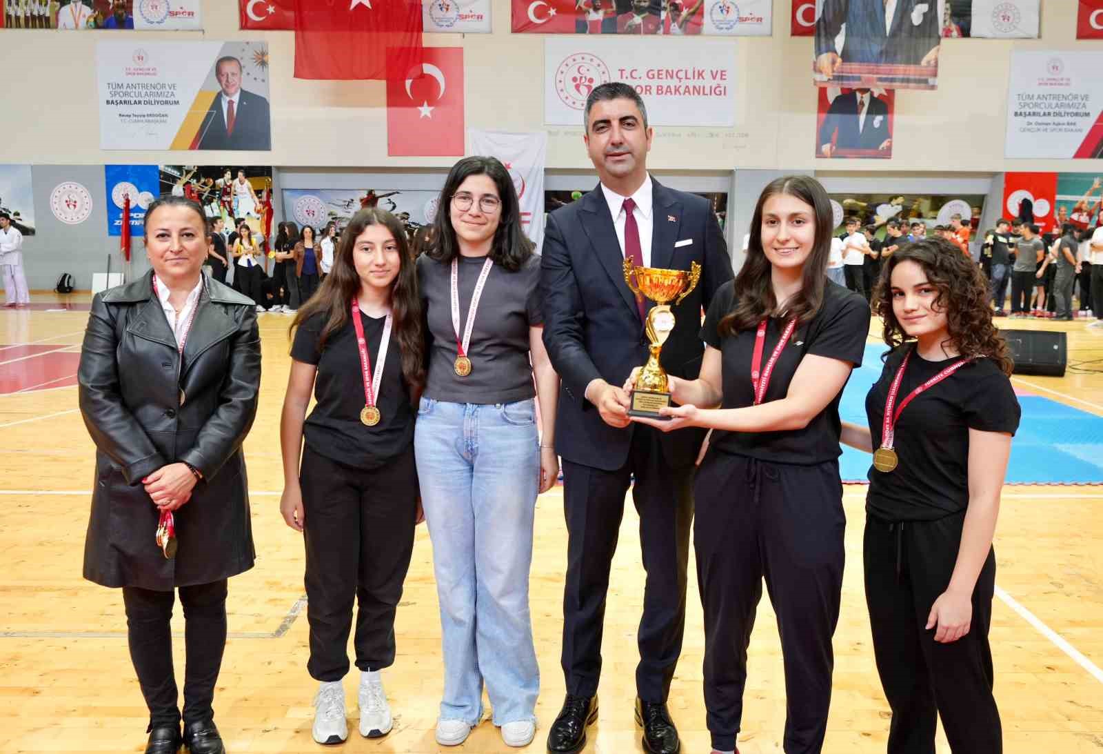 Kartal’da 19 Mayıs törenleri Atatürk Anıtı’na çelenk sunumuyla başladı