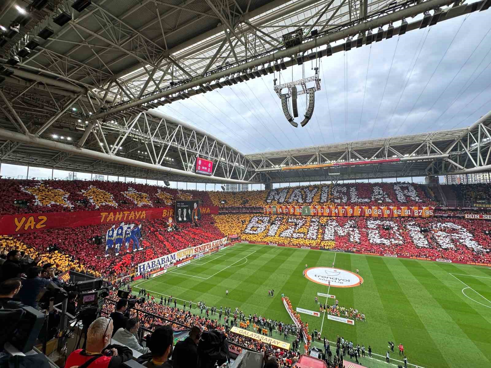 Galatasaray taraftarından derbi i&ccedil;in koreografi 