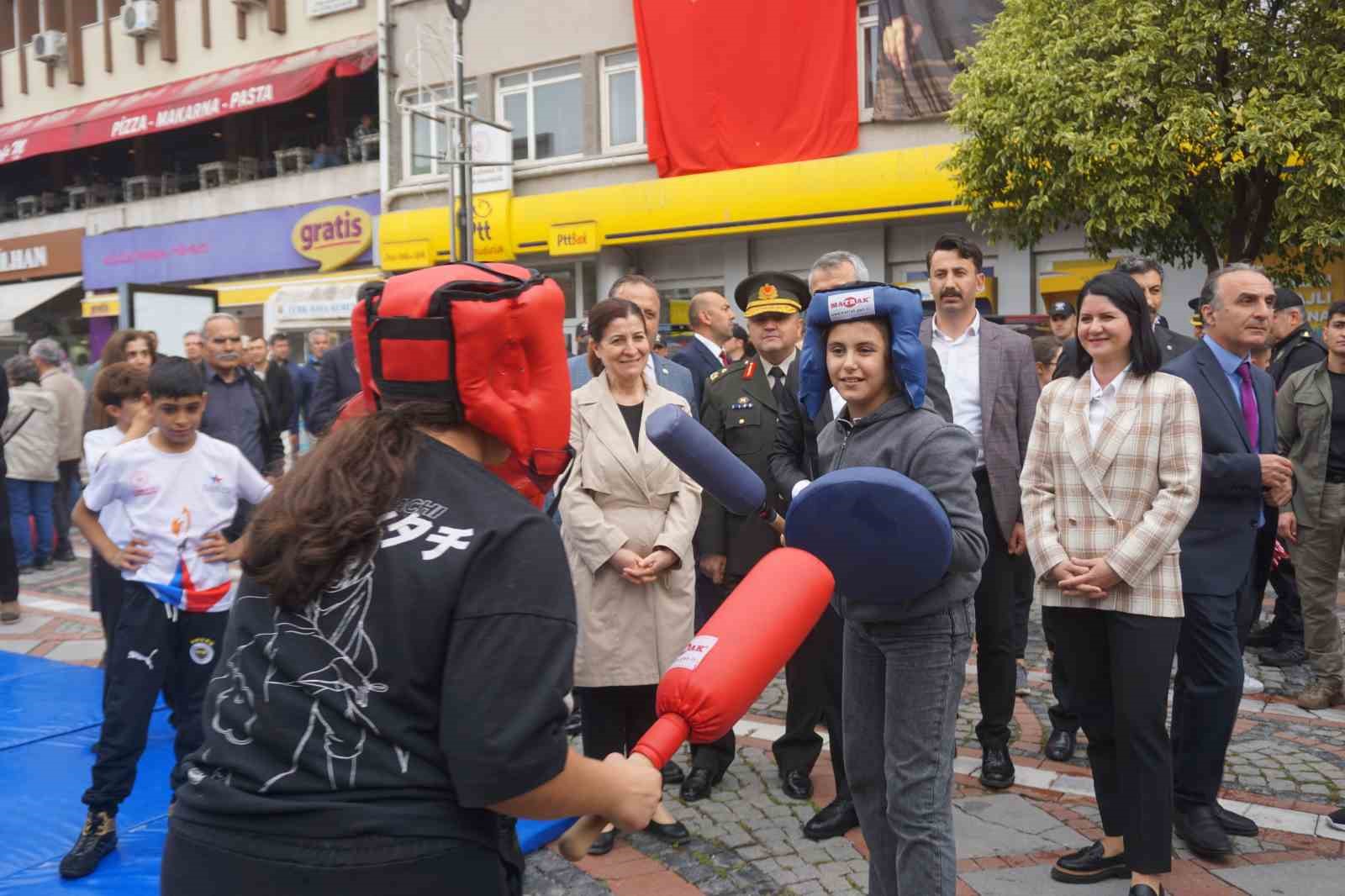 Balkanlardan gelen öğrenciler, Gençlik Şöleni’nde sahne aldı
