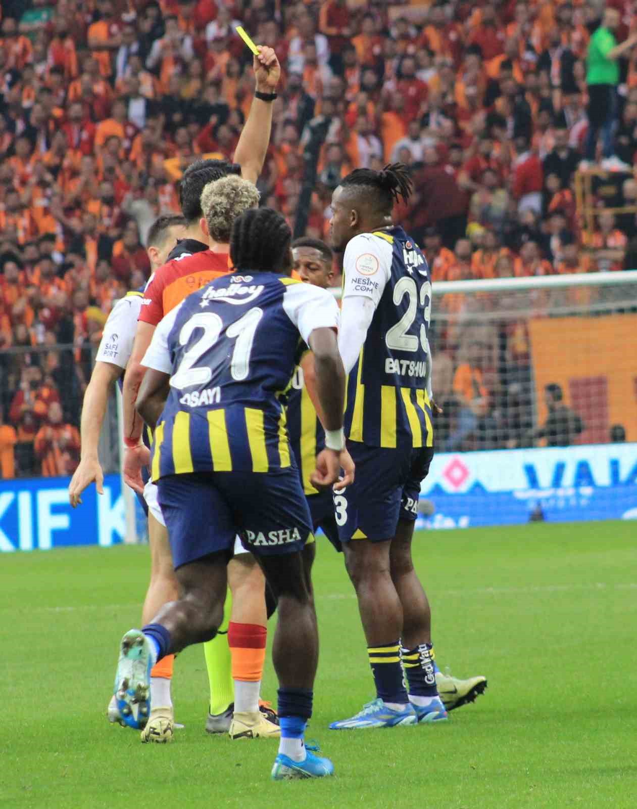 Trendyol Süper Lig: Galatasaray: 0 - Fenerbahçe: 0 (İlk yarı)
