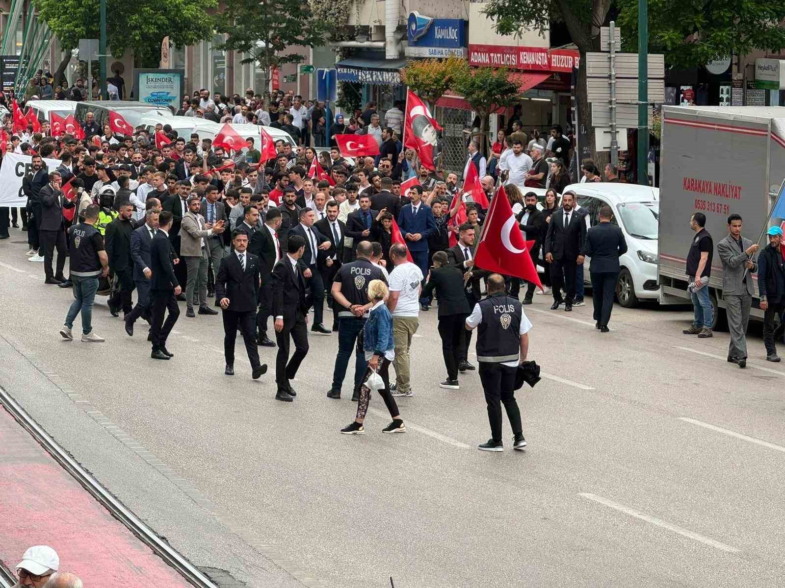 Bursa Ülkü Ocaklarından 19 Mayıs yürüyüşü