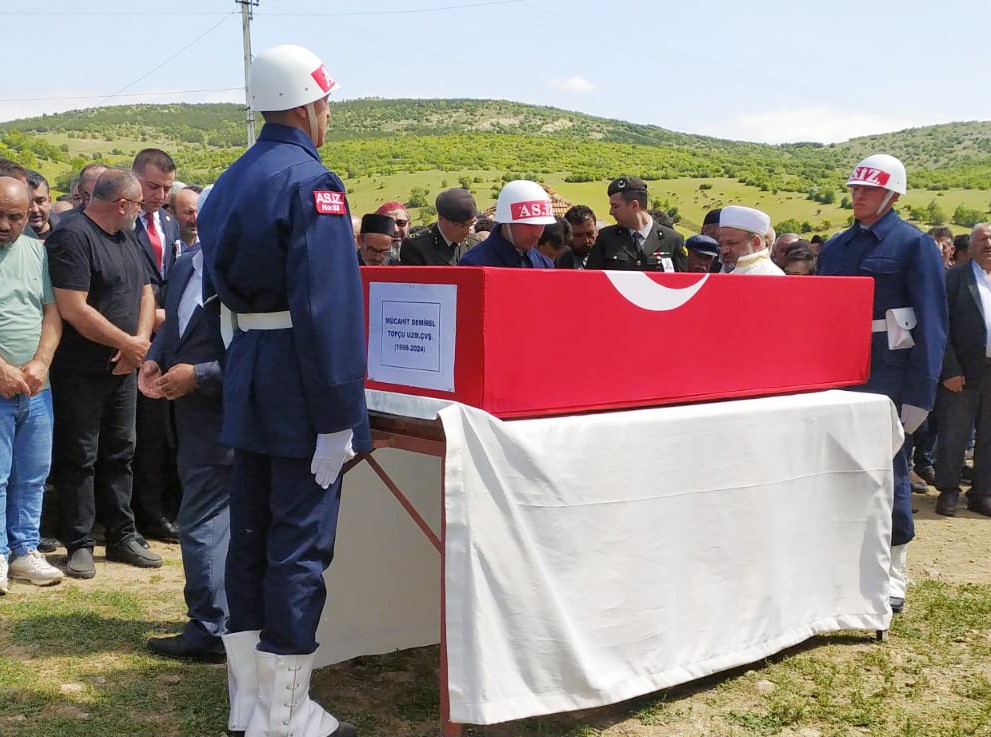 Trafik kazasında hayatını kaybeden Uzman Çavuş son yolculuğuna uğurlandı
